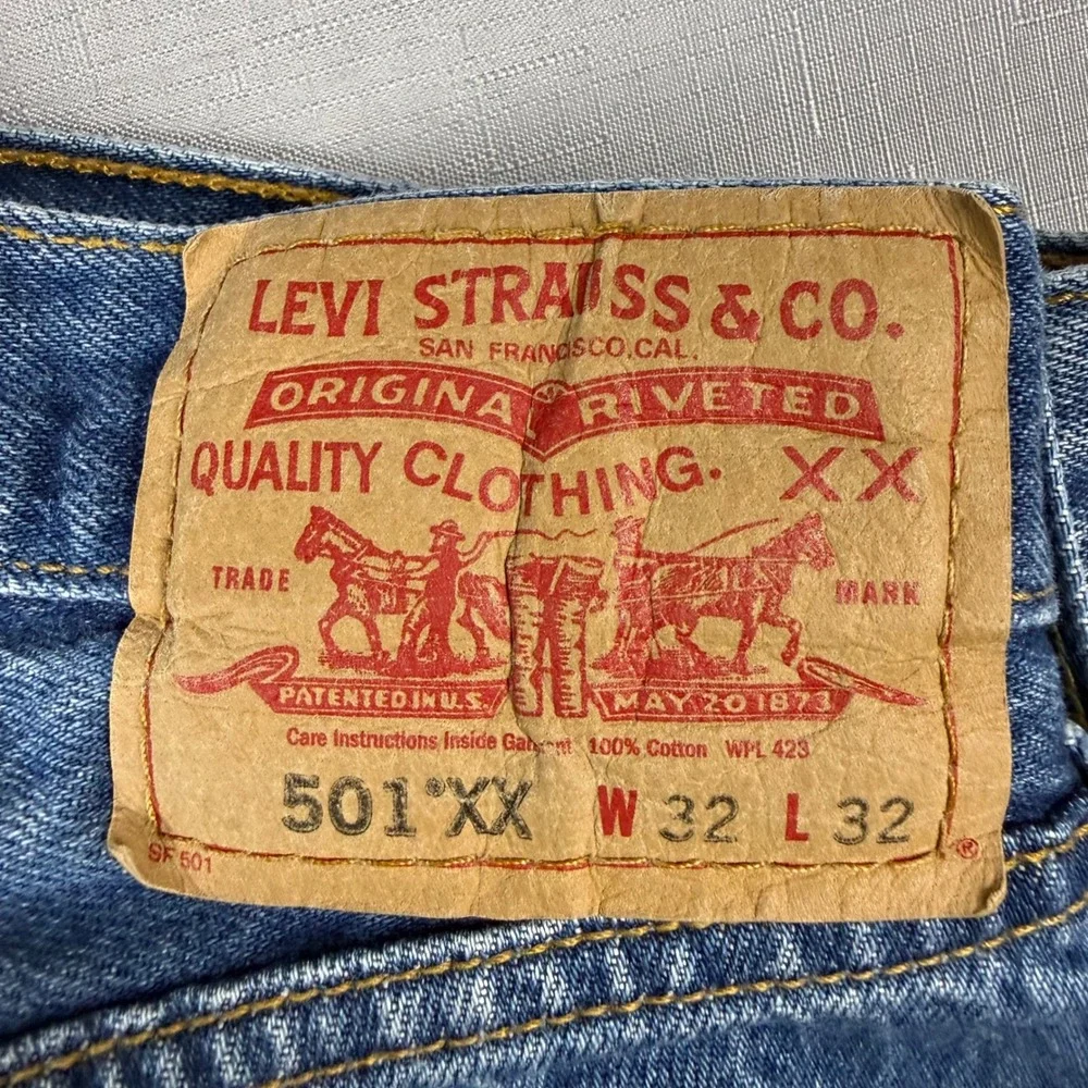 Levis 501 Original Fit Jeans Mens 32x32 Medium Wash Blue Straight Leg Denim